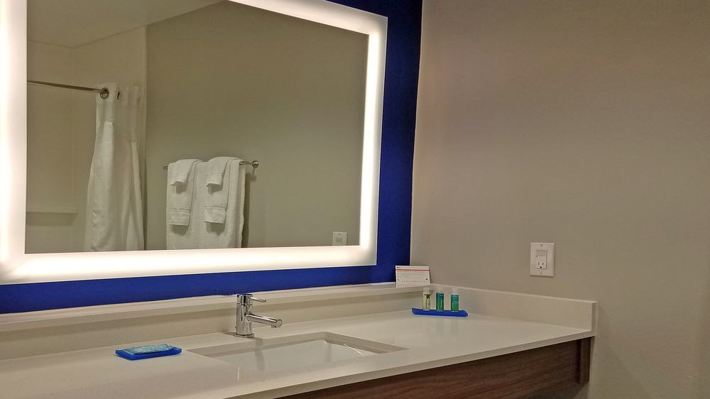 Holiday Inn Express Hastings By Ihg Bagian luar foto